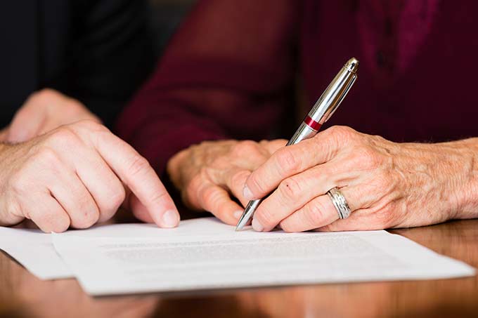 Unterschrift - Foto: Creative/iStock