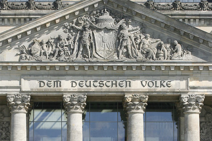 Giebel des Reichstagsgebäudes, Sitz des Deutschen Bundestages - Foto: Helge May