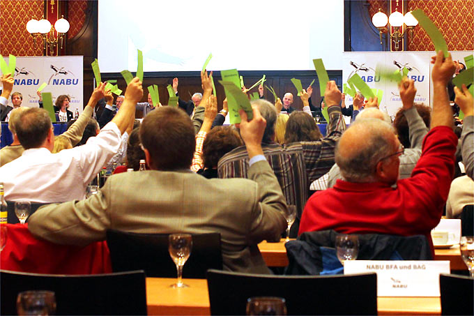 Abstimmung bei der jährlichen NABU-Bundesvertreterversammmlung - Foto: Helge May