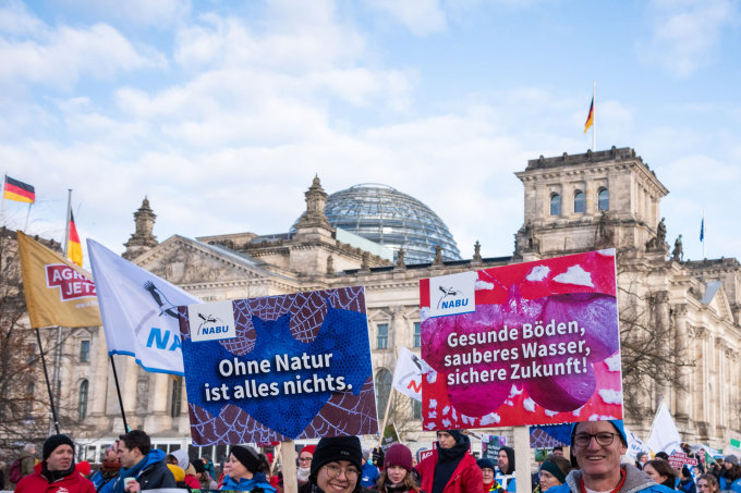 Der NABU demonstriert vor dem Reichstagsgebäude - Archivfoto: NABU/Sebastian Hennigs