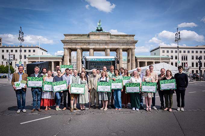 Zwölf Betriebe haben den „Gemeinsam Boden gut machen“-Förderpreis 2025 auf dem Umweltfestival in Berlin erhalten. - Foto: S. Hennigs