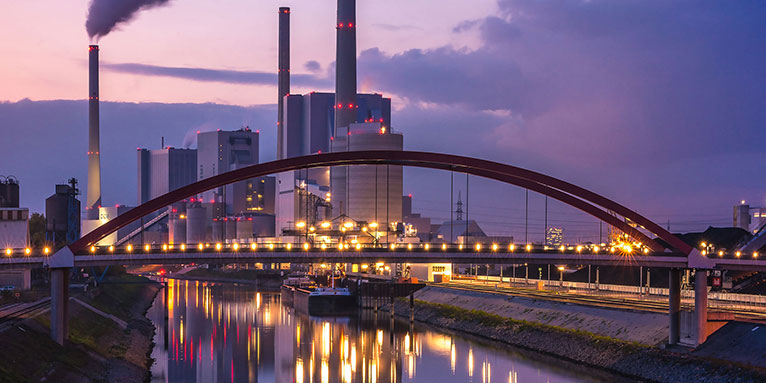 Großkraftwerk Mannheim am Rhein - Foto: AdobeStock/Thorsten Assfalg