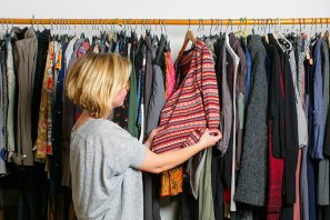 Fehlt etwas im Kleiderschrank, sollte man zu gebrauchter statt neuer Kleidung greifen. Foto: NABU/S. Kühnapfel