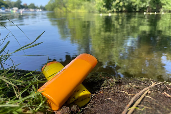 Viele Tausend Tonnen Sonnenschutzmittel landen Schätzungen zufolge jedes Jahr in Gewässern - Foto: Christine Fratzke