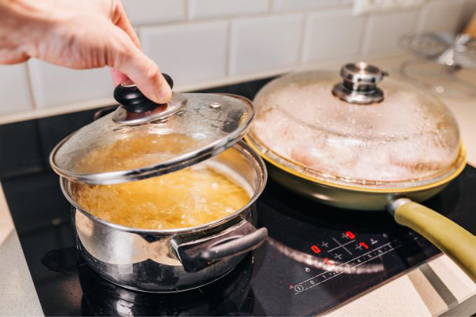 Ein offener Topf erhöht den Energieverbrauch, deshalb am besten mit Topfdeckel kochen. - Foto: Getty Images/Andrey Gonchar