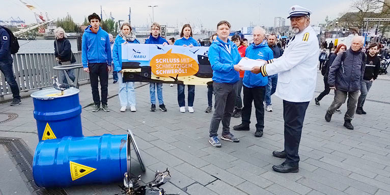 „Schluss mit schmutzigen Schweröl-Kreuzfahrten“-Abschlussaktion beim Hamburger Hafengeburtstag – Foto: NABU/Torsten Porstmann 