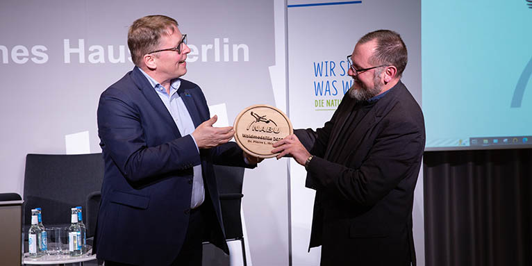 NABU-Präsident Jörg-Andreas Krüger überreicht Pierre Ibisch die NABU-Waldmedaille 2022. - Foto: Nadja Bülow