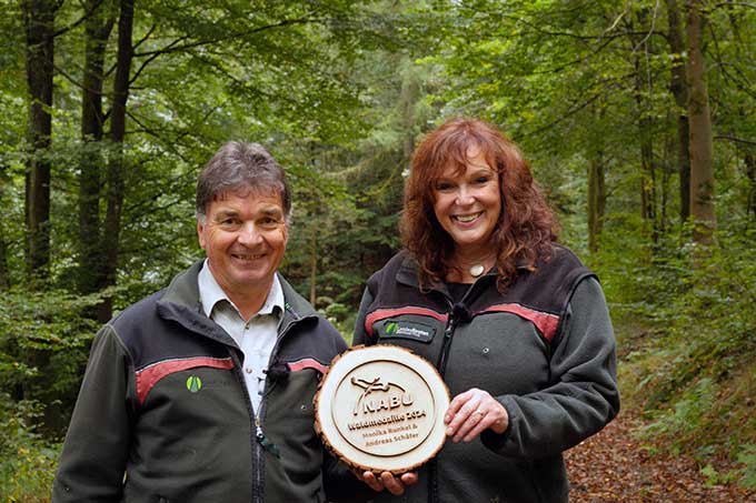 Andreas Schäfer und Monika Runkel vom Forstamt Hachenburg haben die NABU-Waldmedaille 2024 erhalten. - Foto: C. Söder