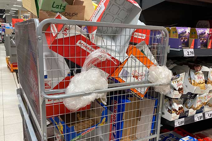  Ab und an in Supermärkten zu sehen: Transportverpackungsabfall - Foto: NABU/Katharina Istel 