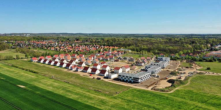Enormer Flächenverbrauch: Bauprojekt auf einer grünen Wiese - Foto: NABU/Volker Gehrmann