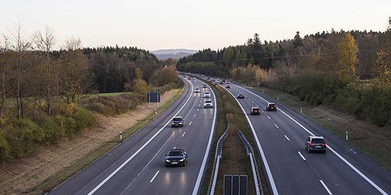 Der NABU fordert, dass 800 Autobahnkilometer aus dem Bundesverkehrswegeplan gestrichen werden. - Foto: pixabay/Qubes Pictures 